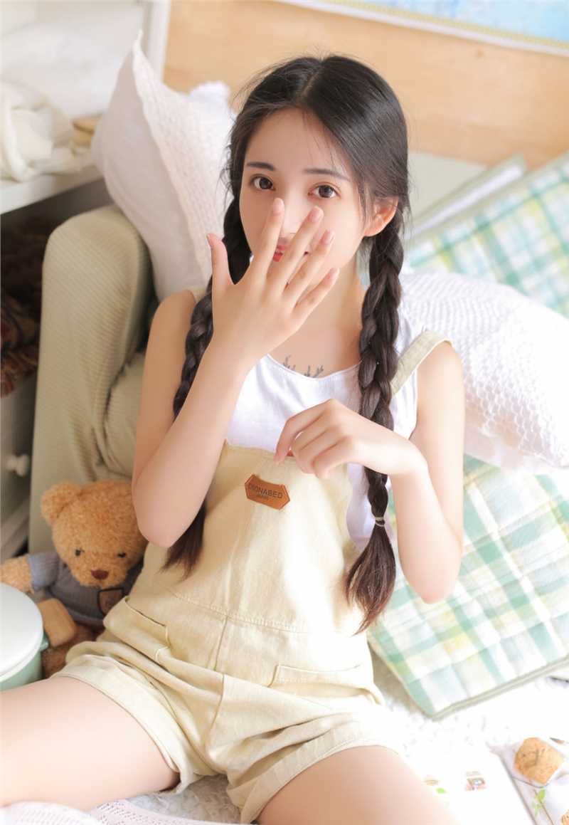 最新白丝少女背带短裤青春甜美风图片壁纸