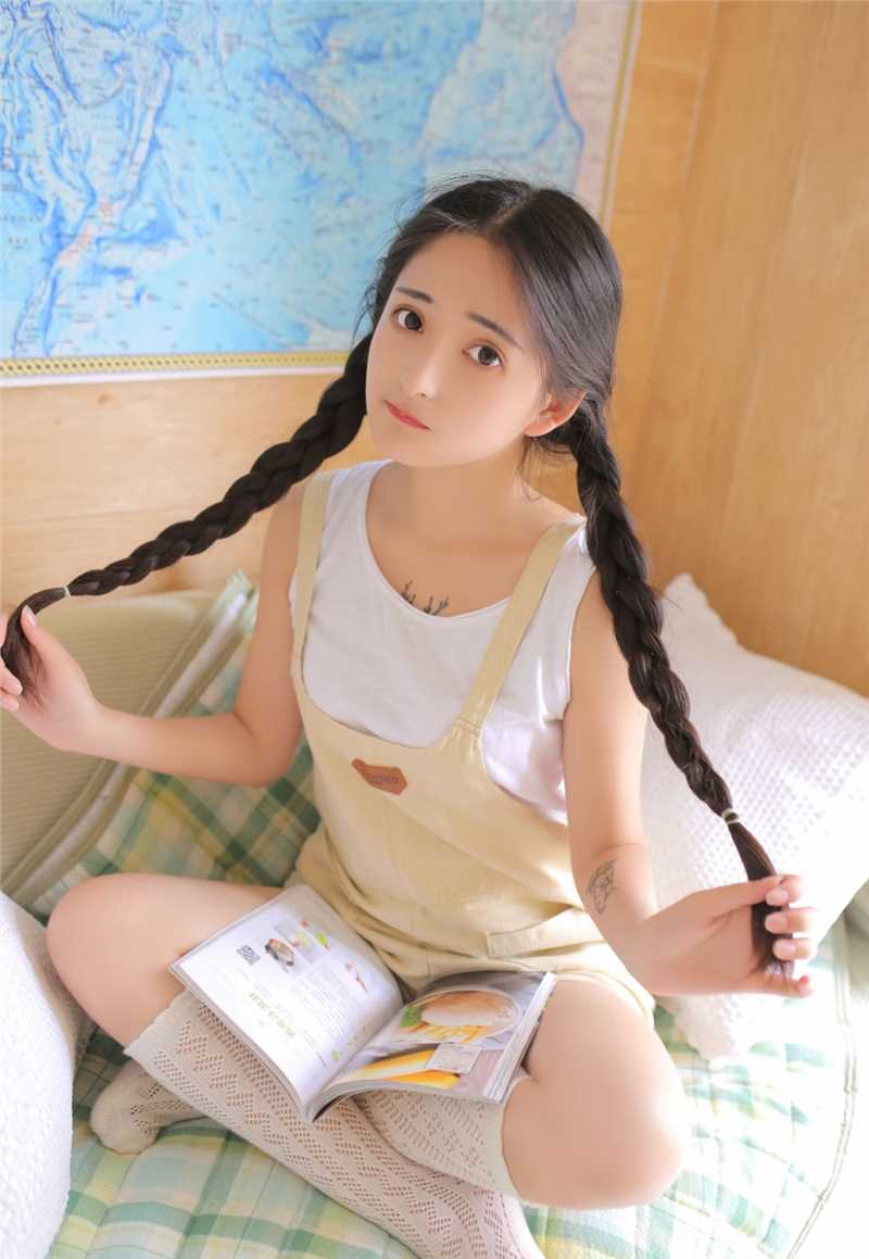 最新白丝少女背带短裤青春甜美风图片壁纸