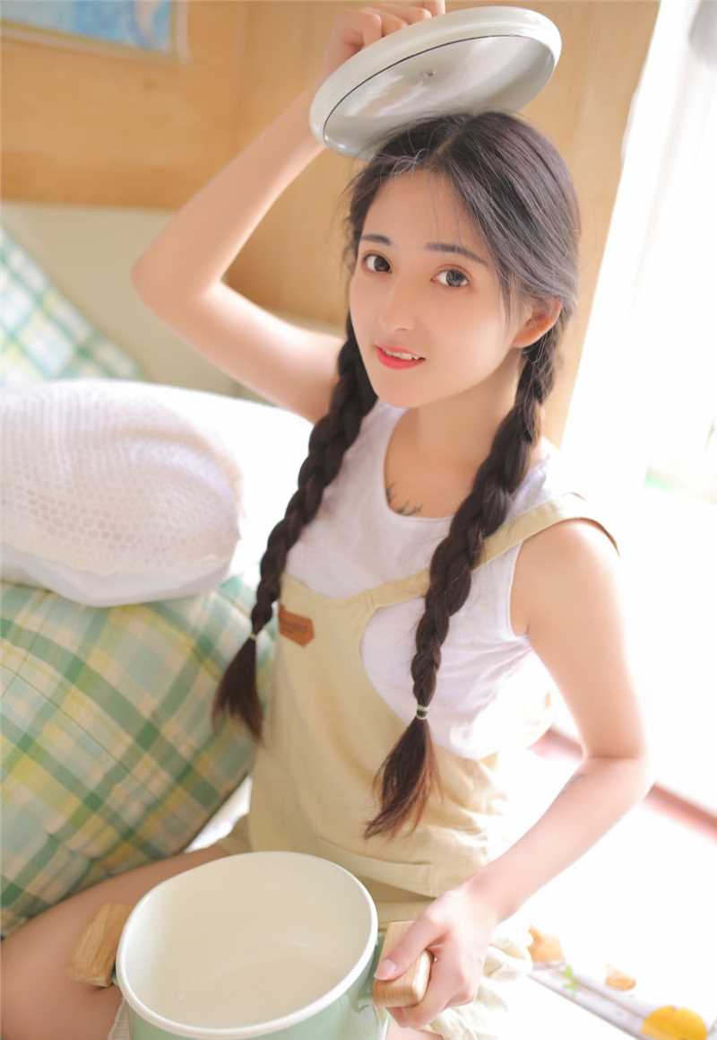 最新白丝少女背带短裤青春甜美风图片壁纸