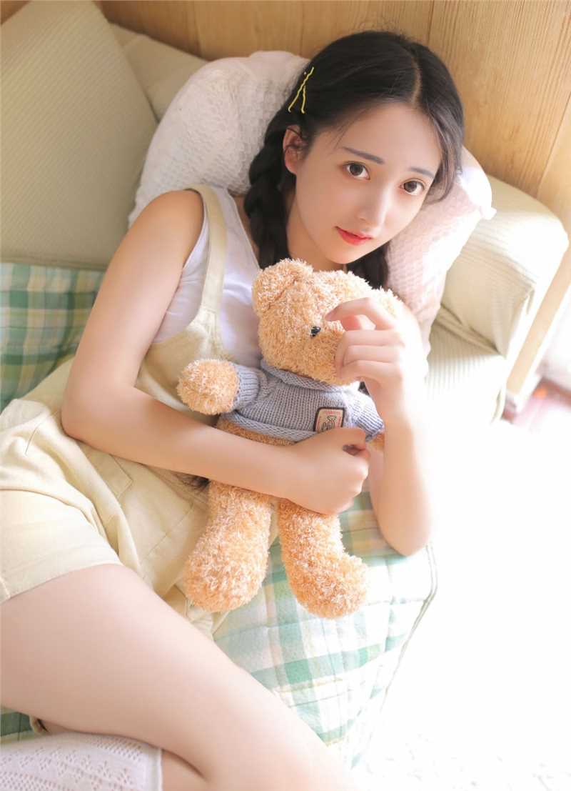 最新白丝少女背带短裤青春甜美风图片壁纸