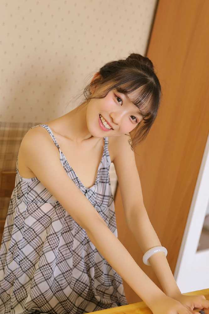 高清方格吊带裙少女慵懒风甜美图片图集