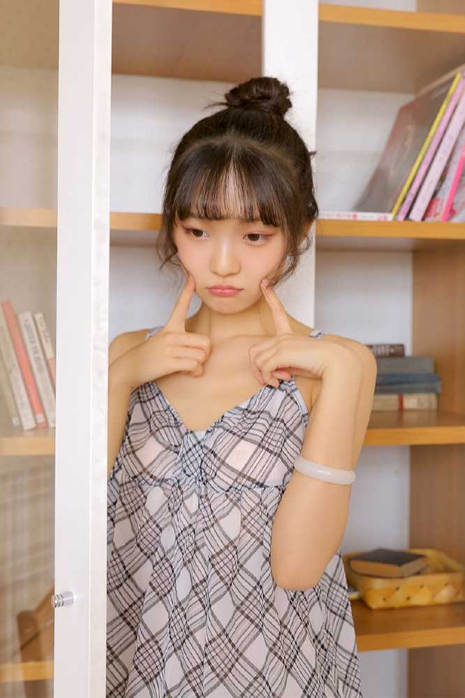 高清方格吊带裙少女慵懒风甜美图片图集