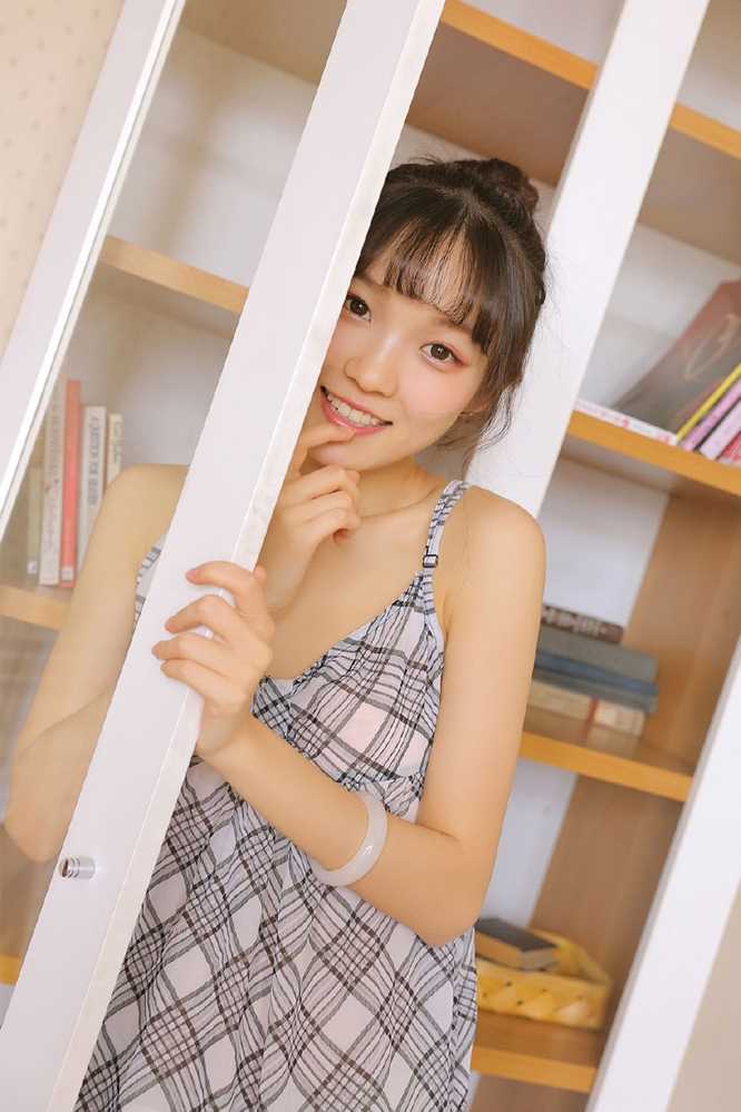 高清方格吊带裙少女慵懒风甜美图片图集