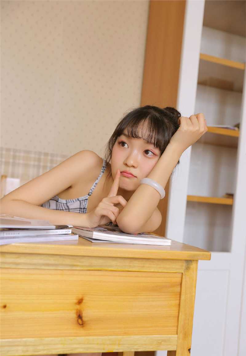 高清方格吊带裙少女慵懒风甜美图片图集