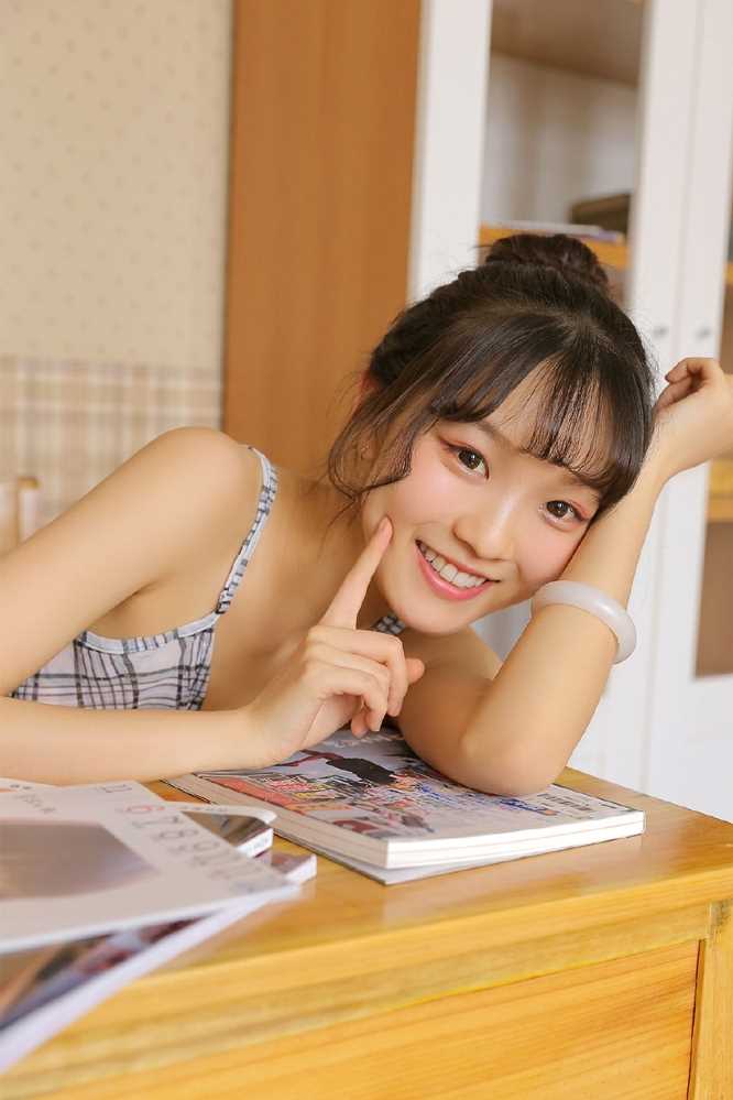 高清方格吊带裙少女慵懒风甜美图片图集