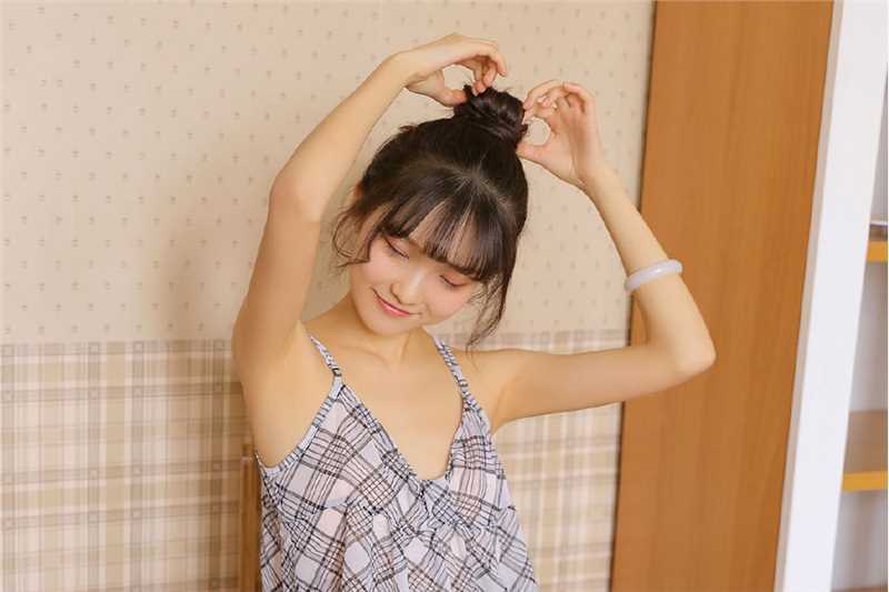 高清方格吊带裙少女慵懒风甜美图片图集