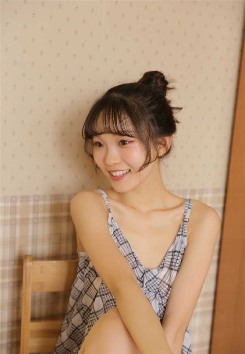 高清方格吊带裙少女慵懒风甜美图片图集