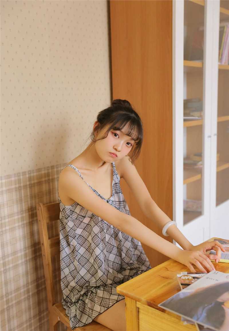 高清方格吊带裙少女慵懒风甜美图片图集
