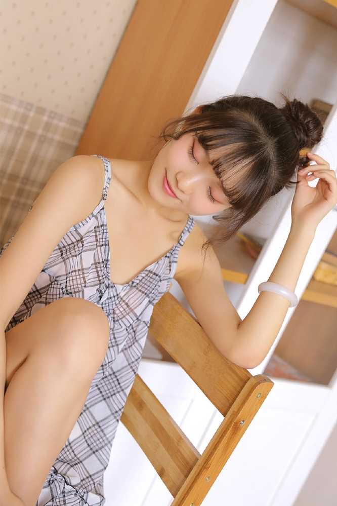 高清方格吊带裙少女慵懒风甜美图片图集