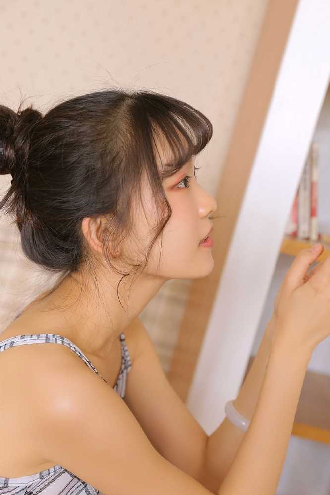 高清方格吊带裙少女慵懒风甜美图片图集