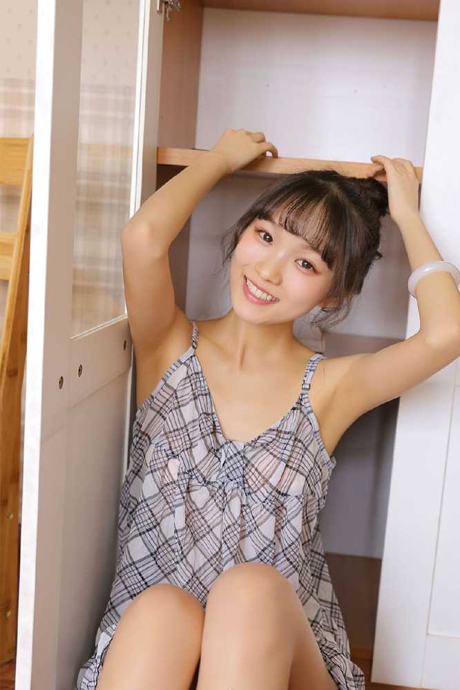 高清方格吊带裙少女慵懒风甜美图片图集