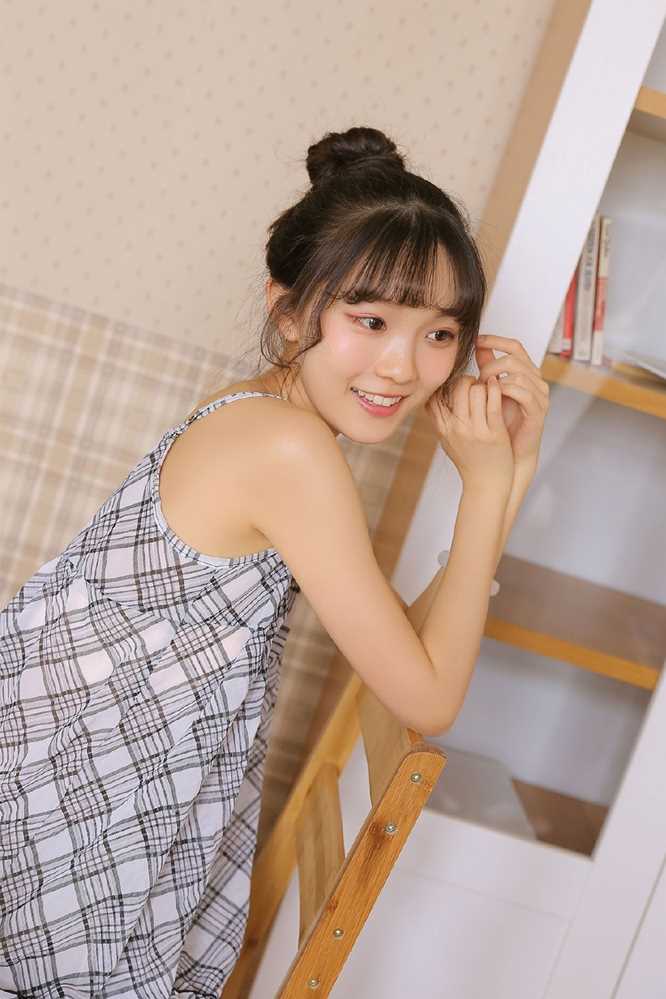 高清方格吊带裙少女慵懒风甜美图片图集