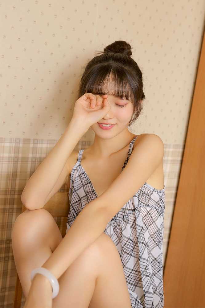 高清方格吊带裙少女慵懒风甜美图片图集