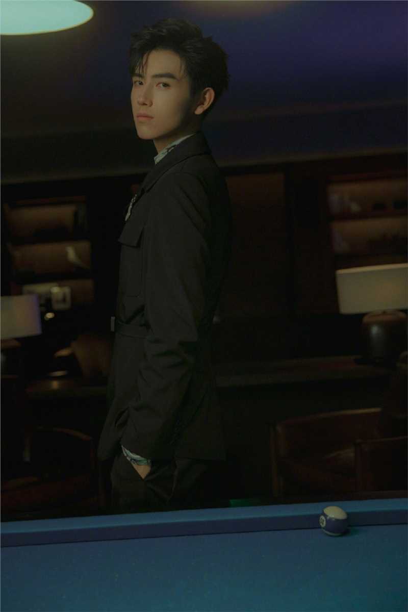 最全陈飞宇黑色西装个性时尚大片壁纸