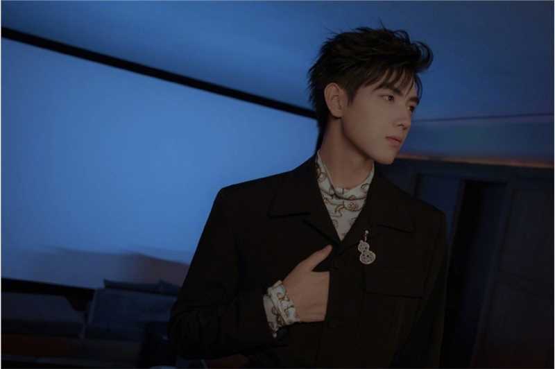 最全陈飞宇黑色西装个性时尚大片壁纸