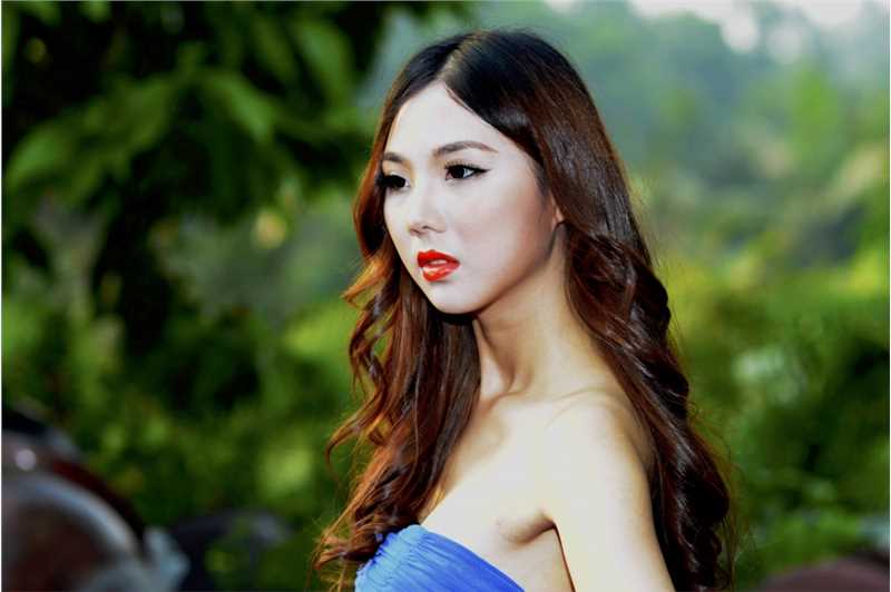 最新抱着鲜花的美女透视蕾丝装性感图片壁纸