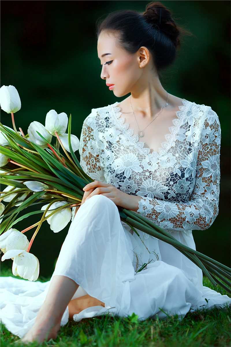 最新抱着鲜花的美女透视蕾丝装性感图片壁纸