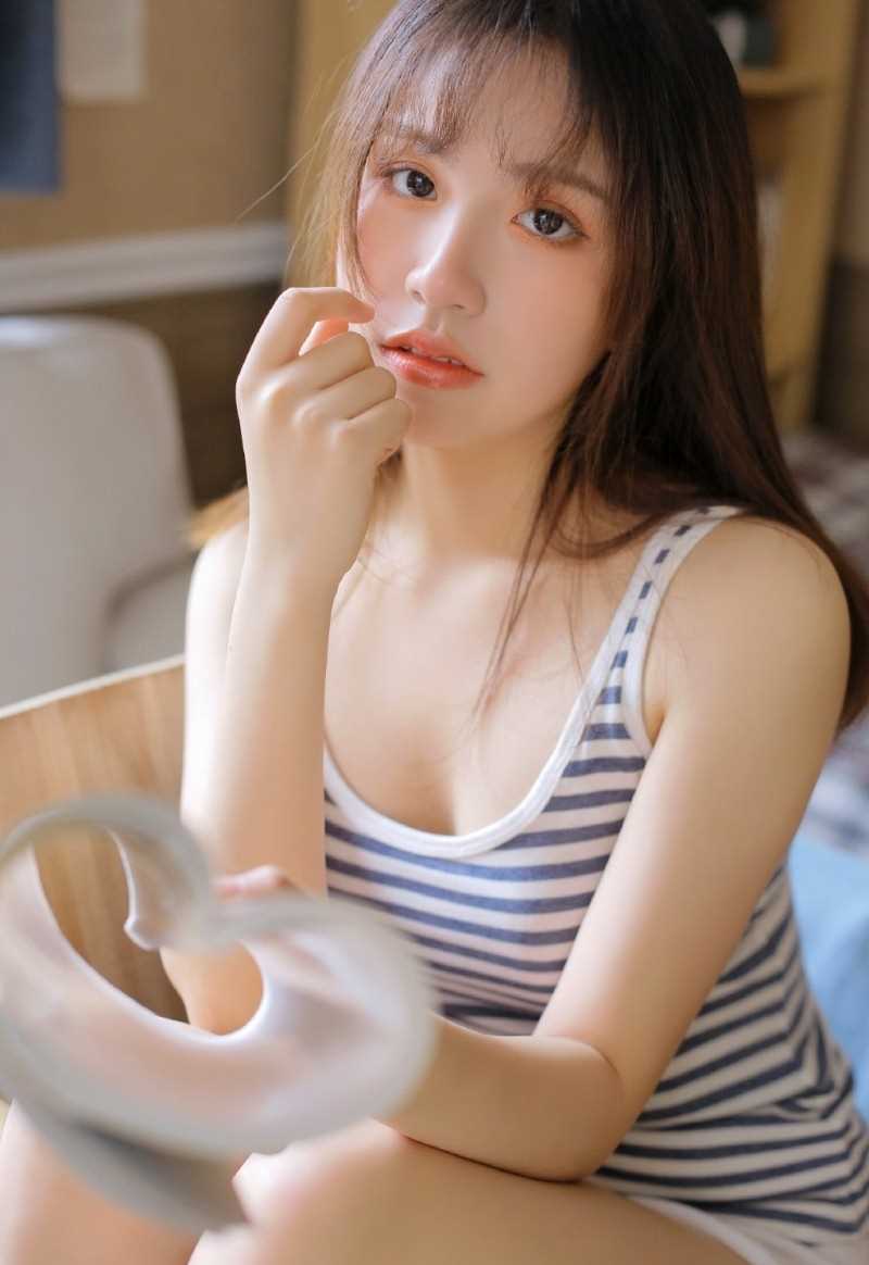 优质长腿美女白色短裤室内性感撩人魅力合集相册