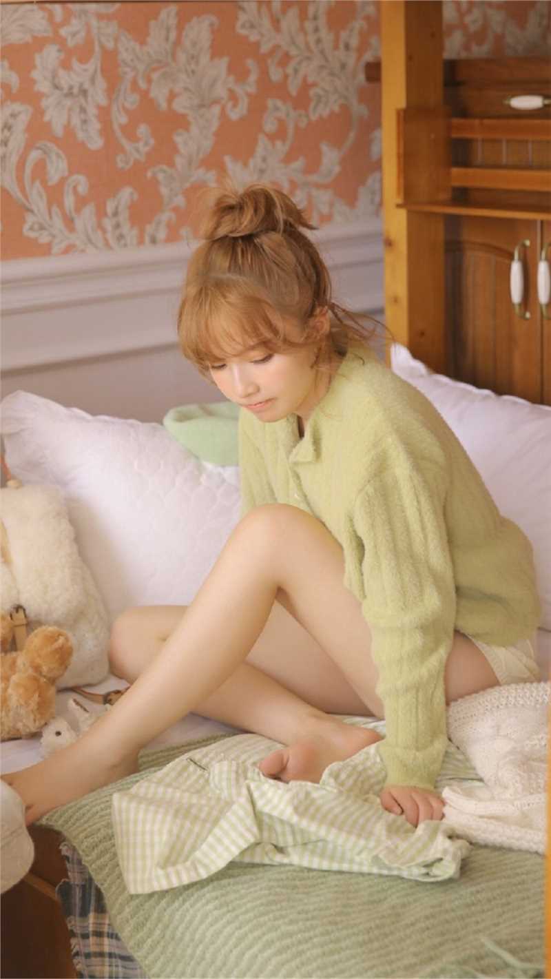 精选浅色发色的丸子头甜美女孩又纯又欲私房美图图册