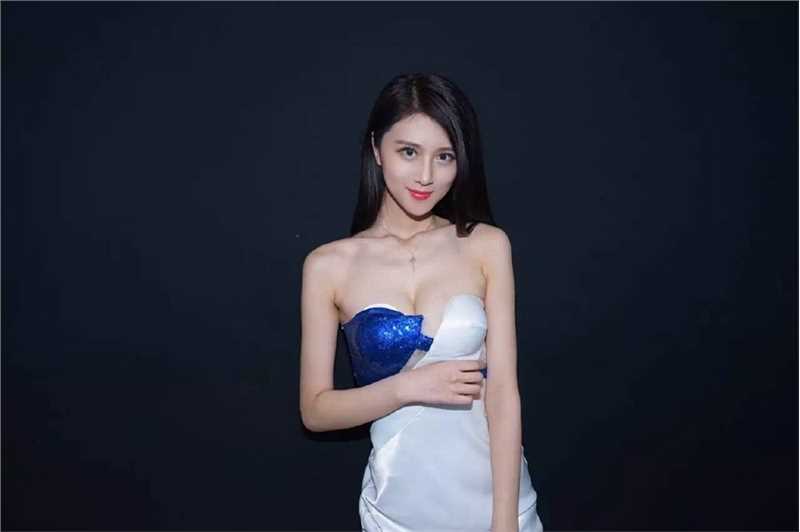 特别专辑长发美女蓝白拼接短裙皮肤性感图片