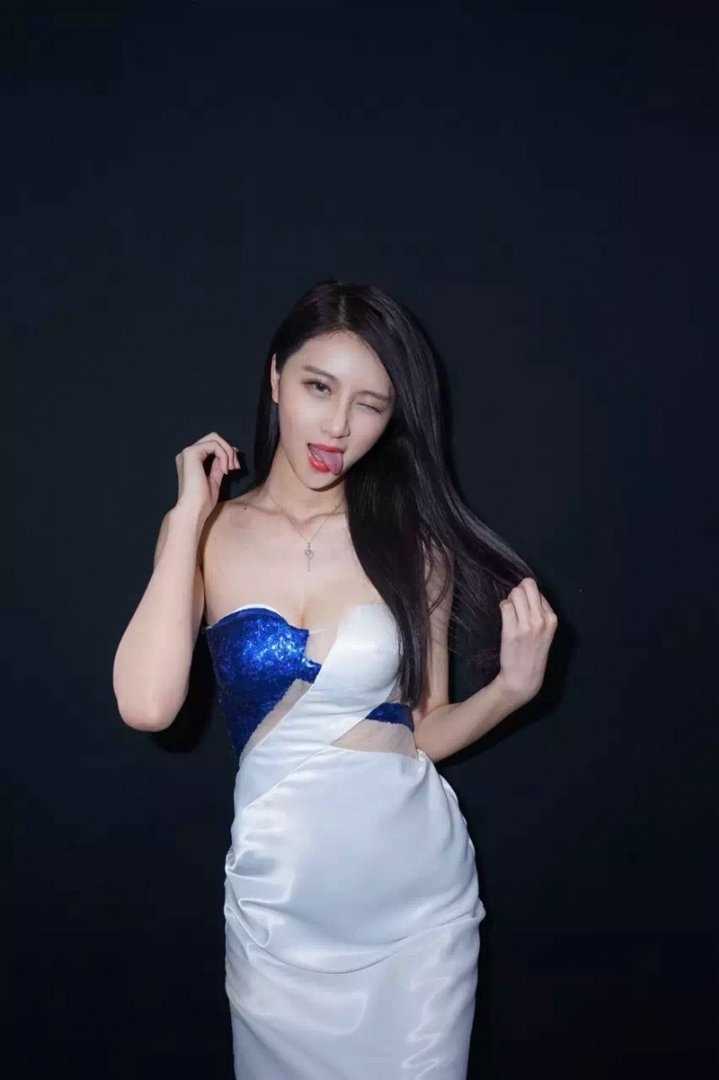 特别专辑长发美女蓝白拼接短裙皮肤性感图片