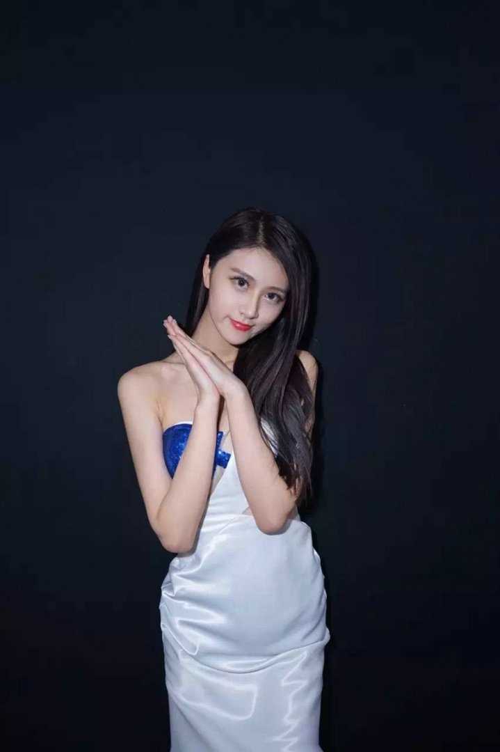 特别专辑长发美女蓝白拼接短裙皮肤性感图片