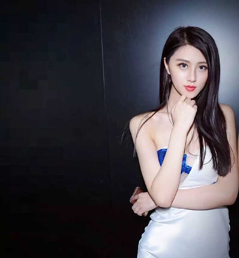 特别专辑长发美女蓝白拼接短裙皮肤性感图片