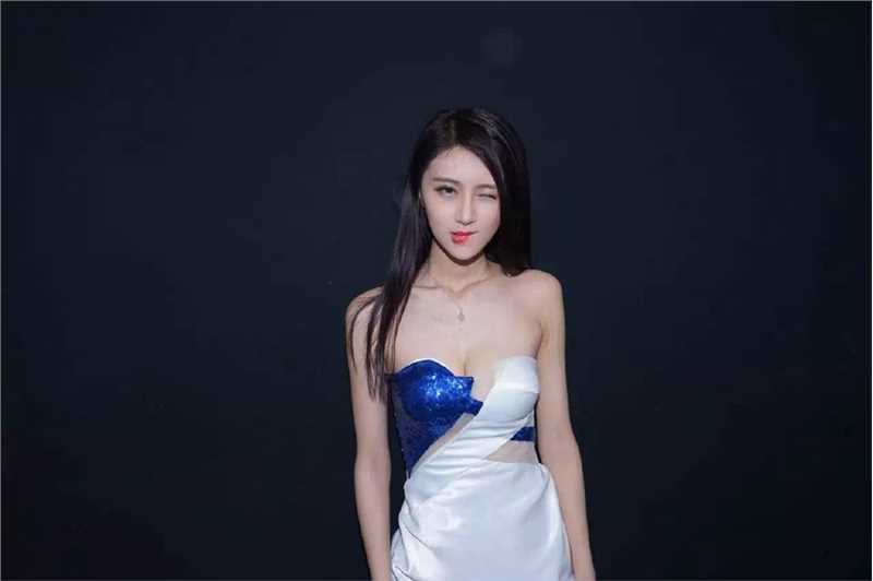 特别专辑长发美女蓝白拼接短裙皮肤性感图片