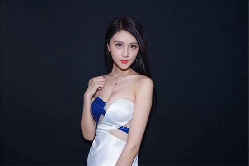 特别专辑长发美女蓝白拼接短裙皮肤性感图片