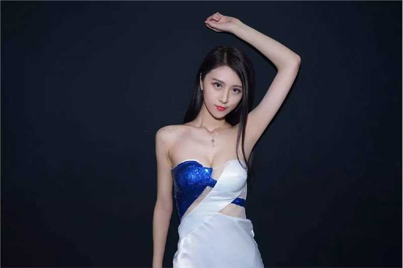 特别专辑长发美女蓝白拼接短裙皮肤性感图片
