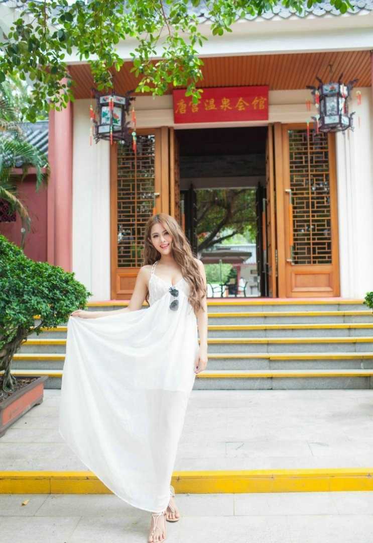高清人气模特美女深V吊带白裙户外飘逸性感图片图集