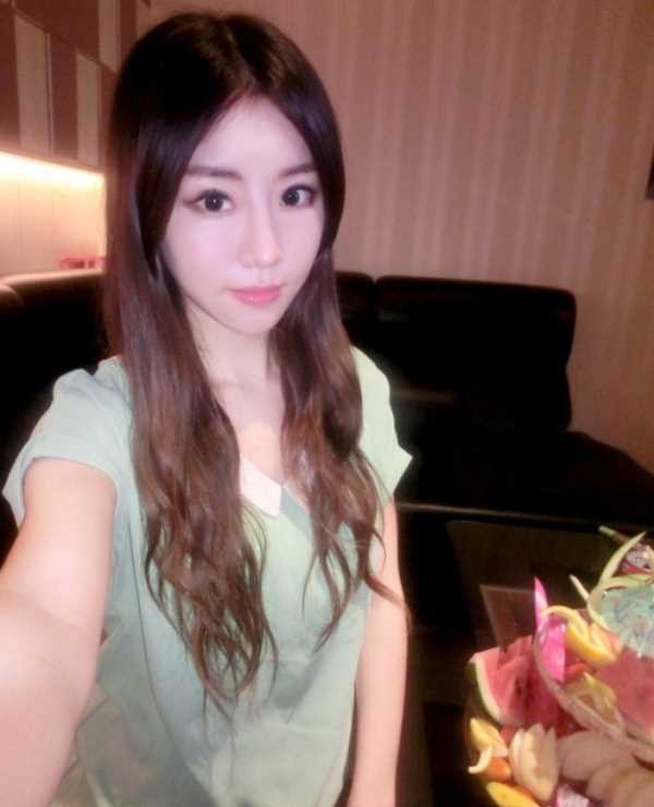 大眼美女蓝色露肩连衣裙性感撩人合集