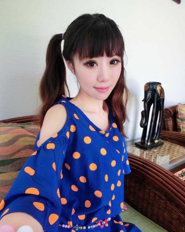 大眼美女蓝色露肩连衣裙性感撩人合集