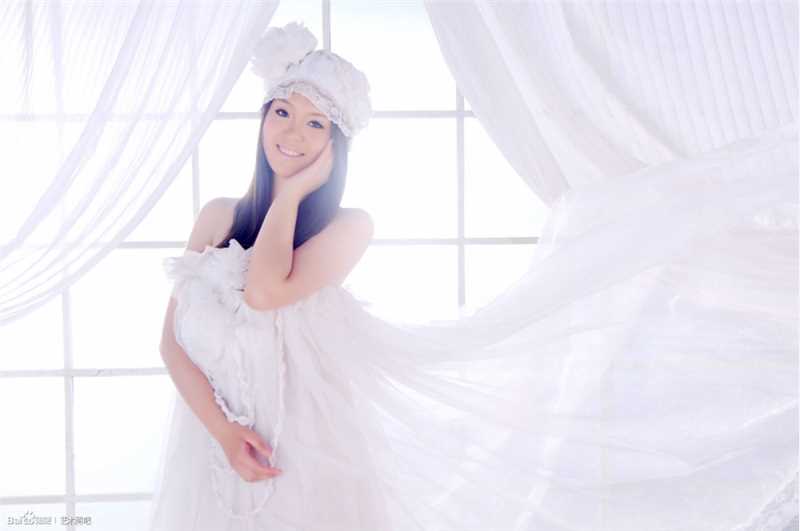 最新美女抹胸长裙浴室诱惑性感图片图集