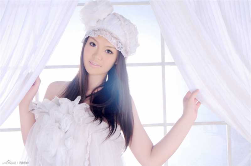 最新美女抹胸长裙浴室诱惑性感图片图集