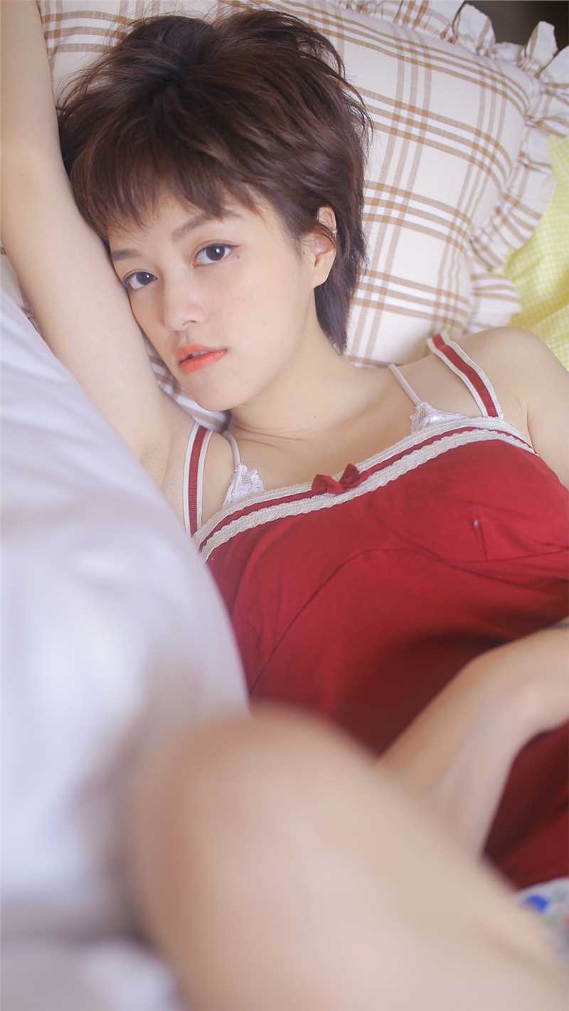 最新短发美女泪痣红色吊带妖艳风性感合集壁纸