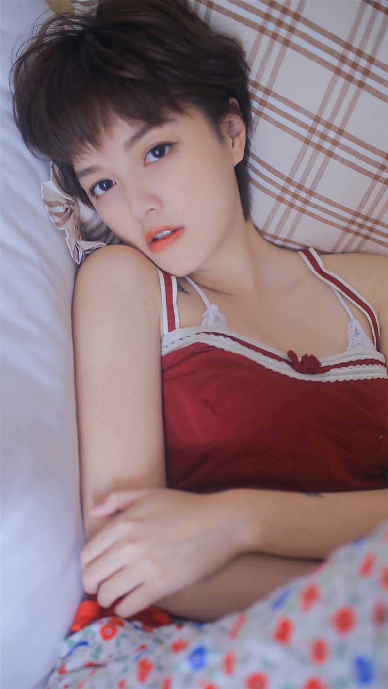 最新短发美女泪痣红色吊带妖艳风性感合集壁纸