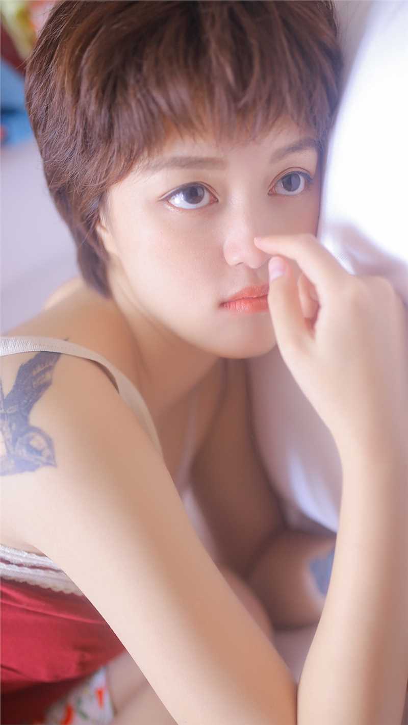 最新短发美女泪痣红色吊带妖艳风性感合集壁纸