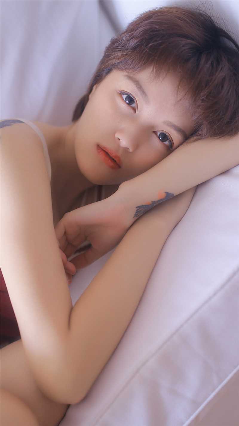 最新短发美女泪痣红色吊带妖艳风性感合集壁纸