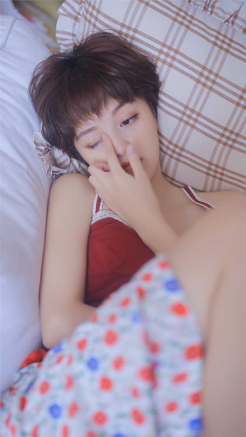 最新短发美女泪痣红色吊带妖艳风性感合集壁纸