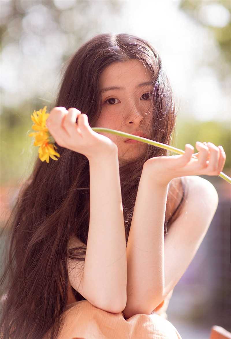 高清手拿菊花的纯情少女户外清纯唯美合集图册
