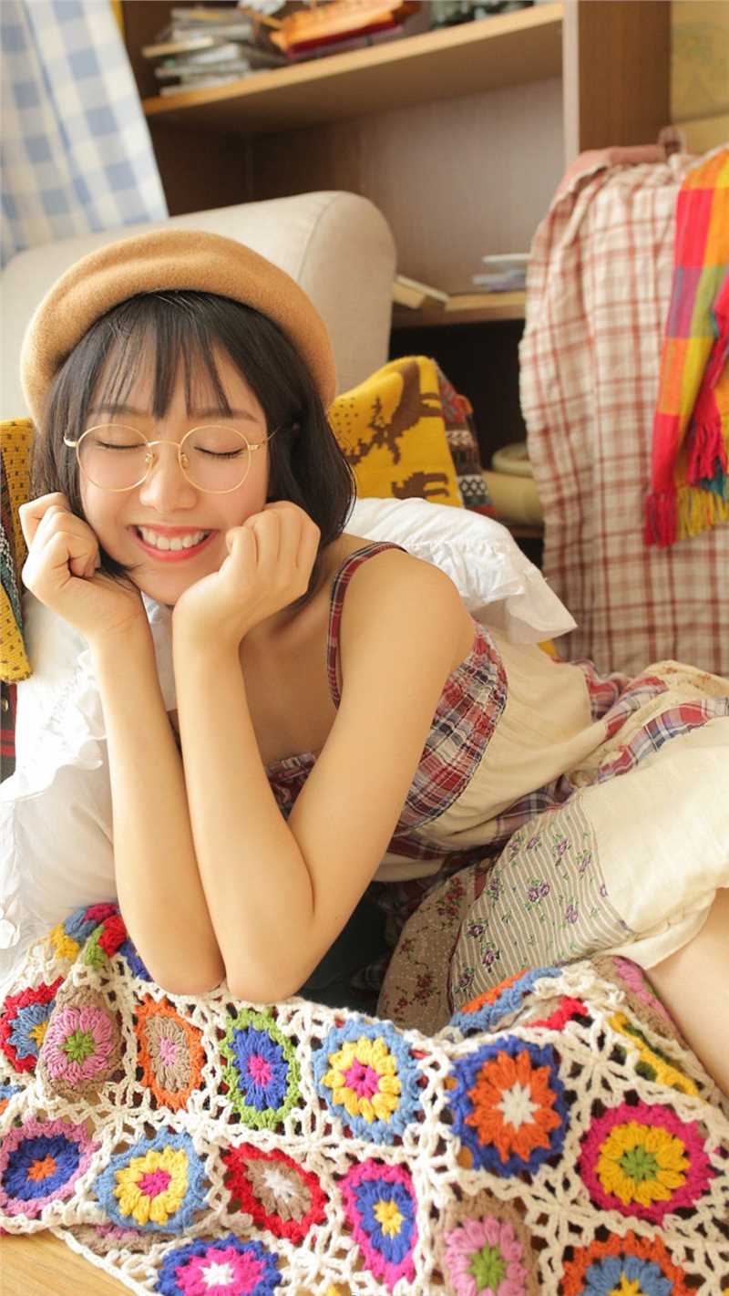 高清金框眼镜美少女黑色短发甜美笑容文艺图片图集