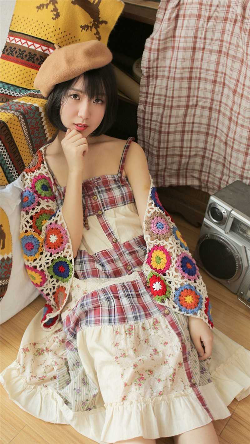 高清金框眼镜美少女黑色短发甜美笑容文艺图片图集