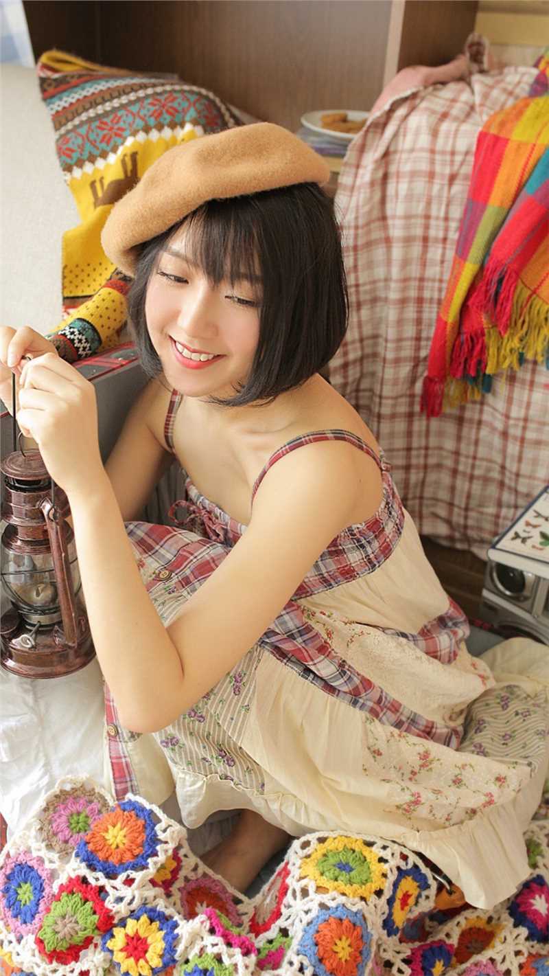 高清金框眼镜美少女黑色短发甜美笑容文艺图片图集