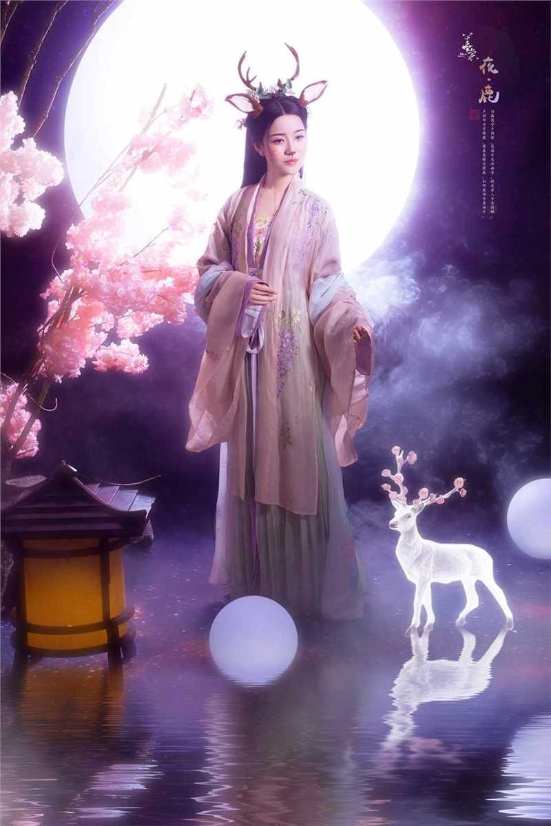 古装美女化身花鹿仙子月光下