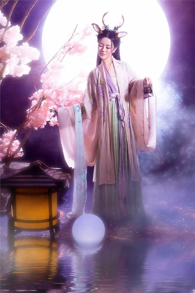 古装美女化身花鹿仙子月光下