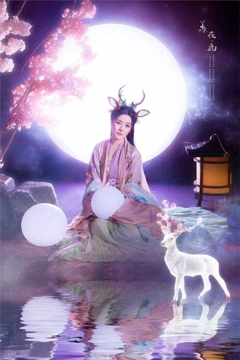 古装美女化身花鹿仙子月光下