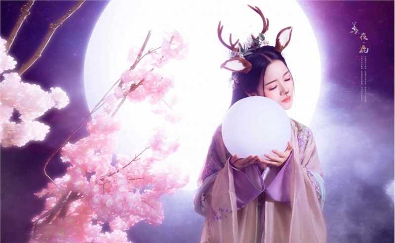 古装美女化身花鹿仙子月光下