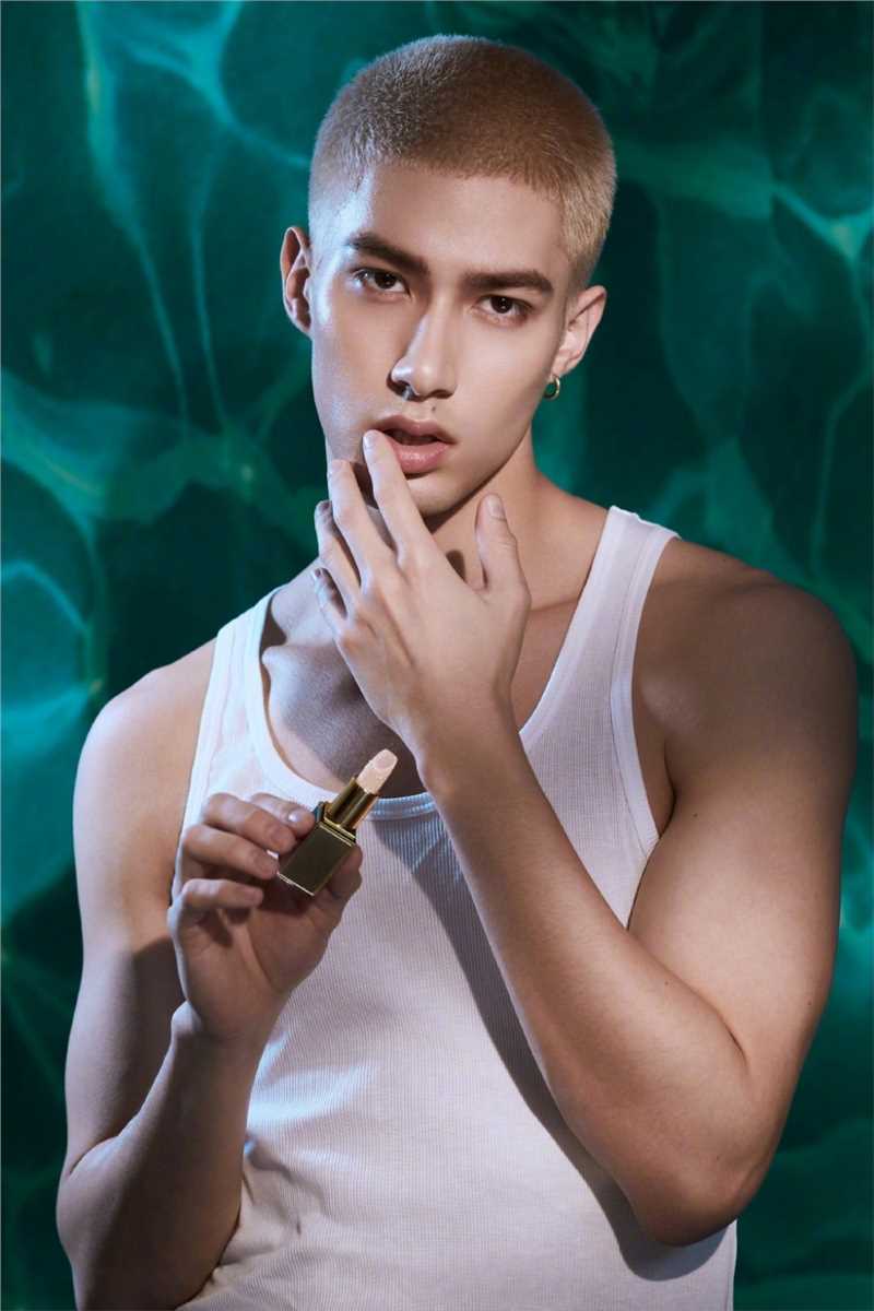 特别专辑INTO1成员米卡金发寸头硬朗时尚大片