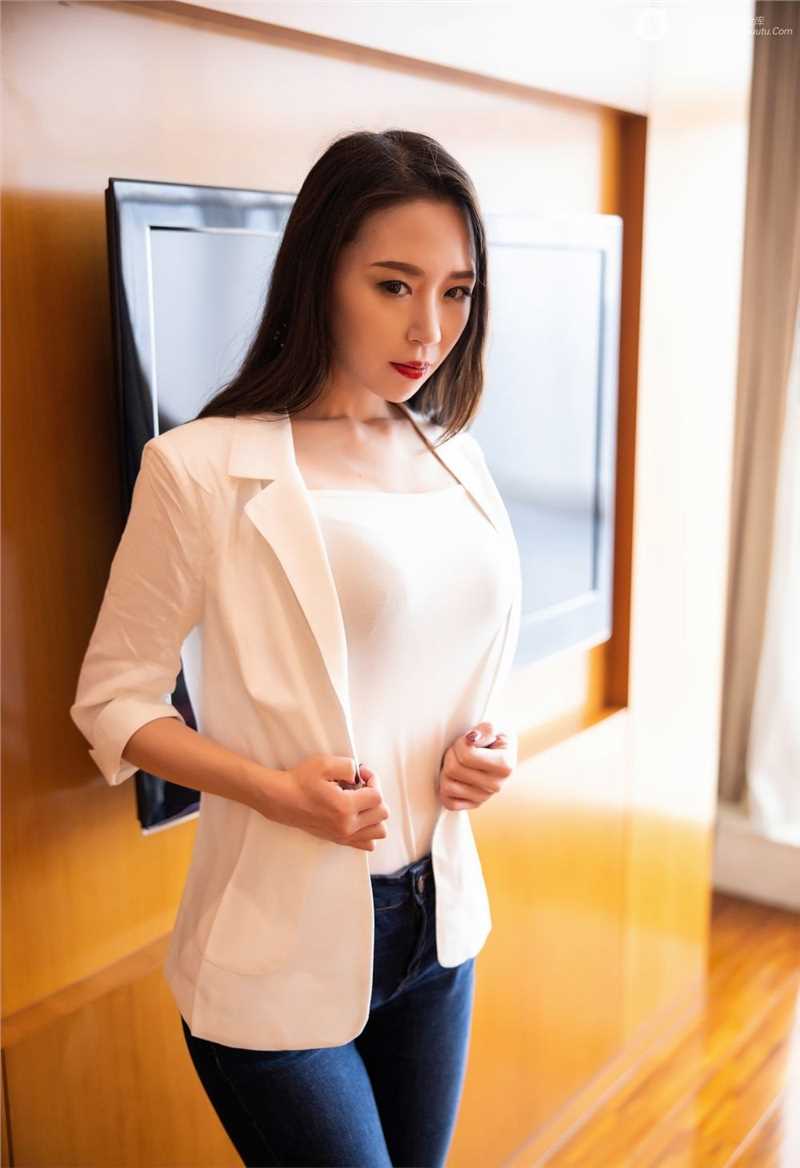 优质高挑美女黑色蕾丝内衣性感相册